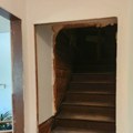 Renovirala hodnik, a iza zida joj se ukazale stepenice Ono što je pronašla na spratu ledi krv u žilama!
