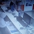 Ovo je snimak pljačke! Maloletnici divljali po apoteci na Zvezdari, gurnuli ženu, pa oteli sve pare!