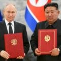 Kim Džong Un klečeći odao počast vojnicima koji su poginuli u Rusiji u borbi protiv Ukrajine