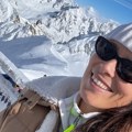 Ana Ivanović i Bastijan Švajnštajger skijaju na Alpima: Teniserka u krem kombinaciji osvaja izgledom, fudbaler samo u džemperu…