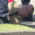 Prve slike sa mesta krvavog obračuna u Obrenovcu: Napadač opkoljen, leži na betonu sa lisicama na rukama!
