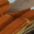 (Video) I hladi i sladi: Idealna poslastica na plus 40! Recept za brzu kremastu tortu s piškotama postaće vaš omiljeni letnji…