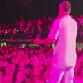Boki u transu u Sarajevu! Frontmen Lexington benda popeo se na zvučnike i đuskao sa publikom, emocije preplavile festival