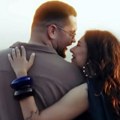 Сања Вучић показала новог дечка: У лепршавој хаљини га грли док сунце залази над Авалом и не крије колико је заљубљена…