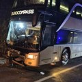 Detalji nesreće u Crnog Gori: Srpski vozač (52) vraćao đake sa ekskurzije, pa udario u stenu, 5 povređenih