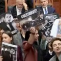 (VIDEO) Haos u albanskom parlamentu: Opozicija upalila plave baklje, držali fotografije povređenih demonstranata