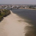 Naftna mrlja na Dunavu uhvaćena u plivajuću branu, pijaća voda nije ugrožena