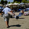 Aca pokazao šta je poneo na plažu u Grčkoj, ljudi plaču od smeha: "Nema više paradajz turizma za sirotinju"