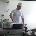 Đaci iz ovog mesta u Srbiji ne jedu pecivo, evo i zašto! Idu u jedinu školu na istoku u kojoj im kuvar Željko svaki dan…