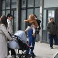 "Danima čekam da deci obezbedim osnovno" Majke sa decom stoje u redovima u Mitrovici: Nema dinara za isplatu