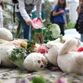 "Trebalo je da bude đak generacije": Potresne scene ispred solitera sa kog je pala devojčica (15), školski drugovi i…