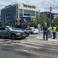 Delovi automobila razbacani po putu: Saobraćajna nesreća na uglu Antifašističke borbe i Zorana Đinđića