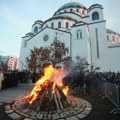 (Foto) pogledajte prelepe prizore - zapaljen badnjak ispred Hrama Svetog Save! Veliki broj vernika proslavlja Badnje veče…