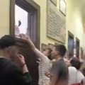 Ponovo protest u Jovinoj gimnaziji: Učenici traže ostavku direktora, on se zaključao u kancelariji (video)