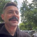 Milan Vasić sa pivskom flašom u ruci uživa ispred lokalne prodavnice: "Na jedno 'ladno", fotografija govori više od hiljadu…