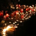 FOTO, VIDEO: Novosađani sinoć odali poštu stradalima na Železničkoj stanici
