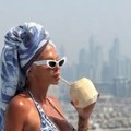 Vreli snimci karleuše iz Dubaija Fanovi u šoku dok igra u bikiniju na vrhu hotela! (video)