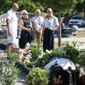Porodica posetila njegovu večnu kuću: Danas bi Šaban Šaulić proslavio 74. rođendan - beli venac u obliku srca na grobu (foto)…