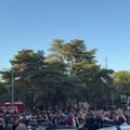 "Indija, Pakistan" zagrmelo u Humskoj: Delije dočekale autobus Zvezde ispred stadiona i odmah povele pesmu