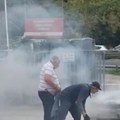 (Video) Deki je heroj dana: Beograđaninu se zapalio auto, automehaničar odmah priskočio u pomoć i sprečio eksploziju: Sada mu…