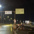 Teška nesreća na mostu na adi: Sudarilo se više automobila, jedno vozilo potpuno uništeno: Policija na terenu, saobraćaj…