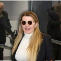 Strastveni poljupci Viki Miljković i tašketa na aerodromu! Pevačicu dočekao suprug posle povratka iz Istanbula! Šokirala se…