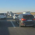 (FOTO) Gužva na auto-putu ka Novom Sadu, stotine vozila stoje u koloni
