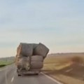 Ovaj prizor sa puta kod Inđije svi gledaju u neverici: Sa kamiona ispao ogroman teret, nesreća izbegnuta "za dlaku" (video)