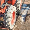 Saobraćajka kod Čuruga, auto se prevrnuo zbog blata na putu: Traktoristi mogu biti papreno kažnjeni, čak i do 2 miliona - evo…