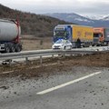 САОБРАЋАЈНА НЕЗГОДА НА АУТОПУТУ ПИРОТ-НИШ: Шлепер пробио заштитну ограду код Беле Паланке