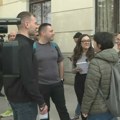 Okupljanje ispred suda u Nišu pred suđenje studentu: Terete ga zbog gađanja gradonačelnika jajima