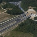 Vozač ušao u suprotan smer kod tunela Laz, hitno upozorenje razglasom sprečilo nesreću
