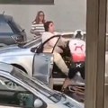 (Uznemirujući snimak) Biciklista krvnički mlati ženu nasred ulice! Širi se jeziv video, pesničio mučenu ženu i kad je pala na…