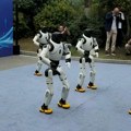 Roboti Milutin i Dragutin večeras na gradskom trgu u Leskovcu igraju „Moravac“
