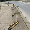 Automobil sleteo sa kolovoza i završio pred ulazom u zgradu, pričinjena materijalna šteta