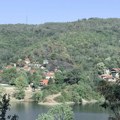 „IZGLEDALO JE STRAŠNO, VATRA JE BILA VISOKA 20, 30 METARA“ Meštanin opisao dramu kod Bovanskog jezera: Izgorele tri vikendice…