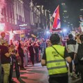 BLOG UŽIVO Kolona Zapad prva stigla na Studentski trg, kolo i trubači na dočeku studenata ispred Rektorata VIDEO FOTO