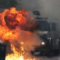 (Foto, video) molotovljevi kokoteli lete ka policiji, a na demontsrante vodeni topovi! Totalni haos na ulicama Tirane…