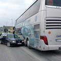 Prve fotografije oštećenog autobusa koji je prevozio decu: Žestok sudar u Šapcu, mališani odvedeni lekaru