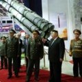 Lider Sjeverne Koreje pokazao rakete ruskom ministru odbrane