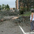 Troje mrtvih, potopljeni putevi, bujice nose automobile: Sloveniju pogodilo snažno nevreme, na oprezu u Italiji i Hrvatskoj