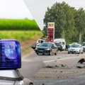 U sudaru tri automobila i kamiona na auto-putu Novi Sad-Beograd povređeno dvoje dece