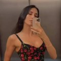 Dubok dekolte, kratka suknja, a na njoj detalj od 5.000 €: Jelisaveta Orašanin raspametila selfijem iz lifta! Svi gledaju u…