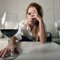 Naučnici su konačno otkrili zašto konzumiranje crvenog vina izaziva jake glavobolje
