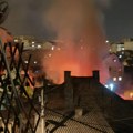 Čula se eksplozija, buknula vatra: Požar na Zvezdari, gori kuća (foto)