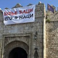 Na tvrđavi u Nišu osvanuo transparent sa natpisom "Bolje ćaci nego naci" i kukastim krstom (VIDEO)