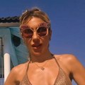 Jovana Jeremić u bikiniju sa škrgama: Pije šampanjac u bazenu, obline u prvom planu, ali svi gledaju u kupaći kostim male Lee…