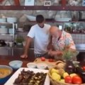 FOTO Novak bacao paradajz sa kuvarom, a onda učio kulinarski zanat od čoveka koji je oduševio Bekama: Pogledajte kako se…