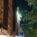 VIDEO: Naprednjaci vatrometom gađaju zgradu u Novom Sadu
