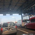 Automobili na Batrovcima čekaju četiri sata da izađu iz Srbije